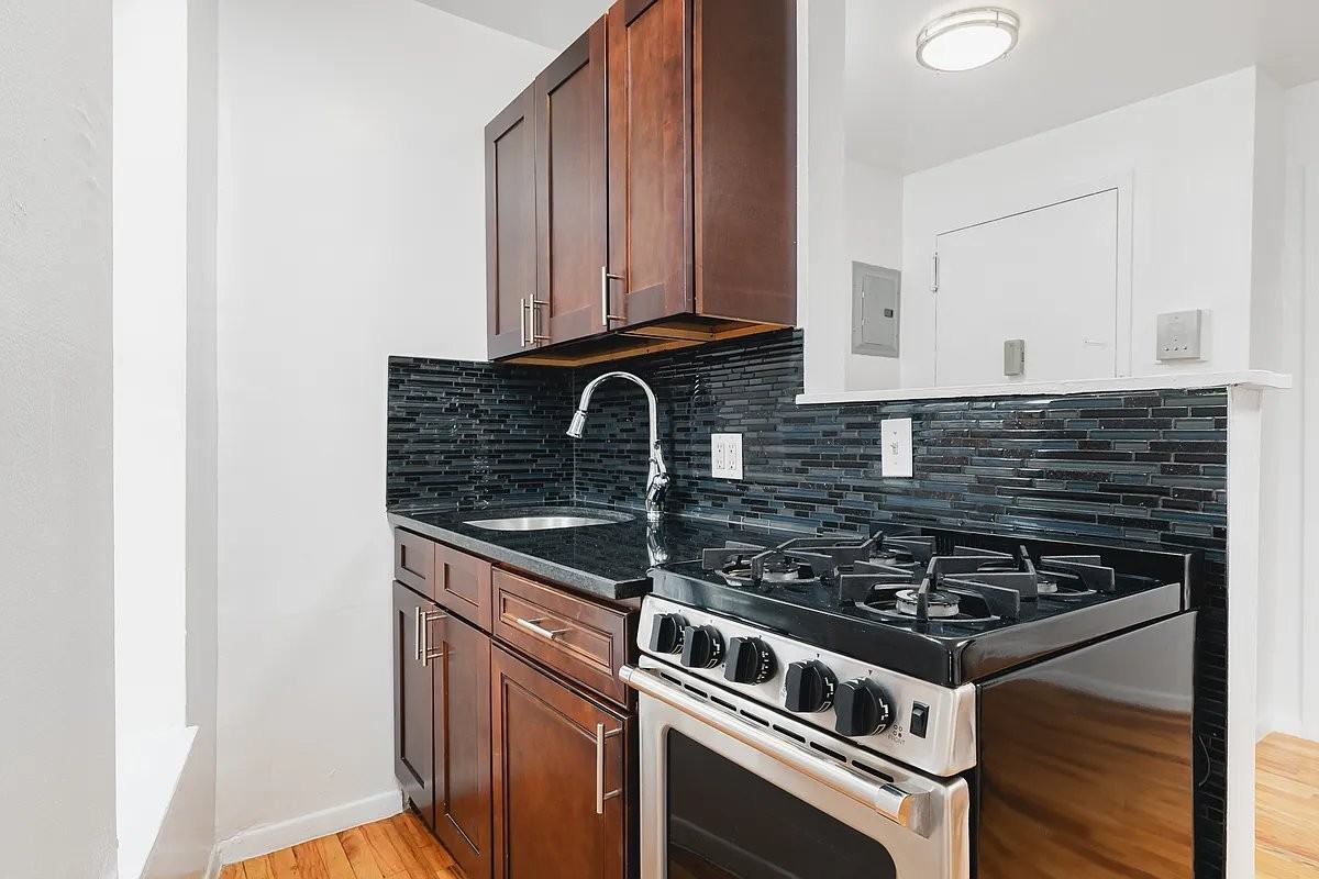 55 Greenwich Avenue #6 - Photo 3 of 4