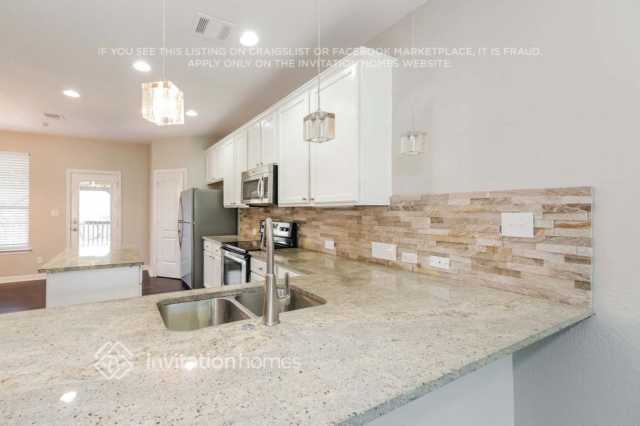 10204 Thomas Lane - Photo 6 of 16