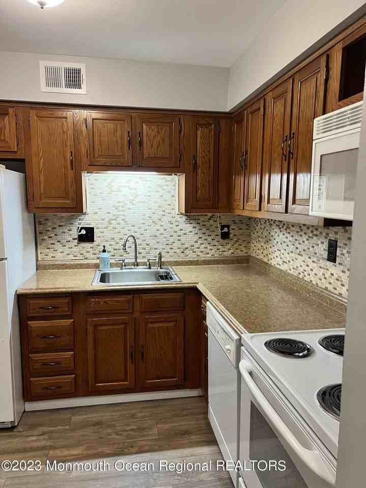 604 Wellington Pl - Photo 2 of 17