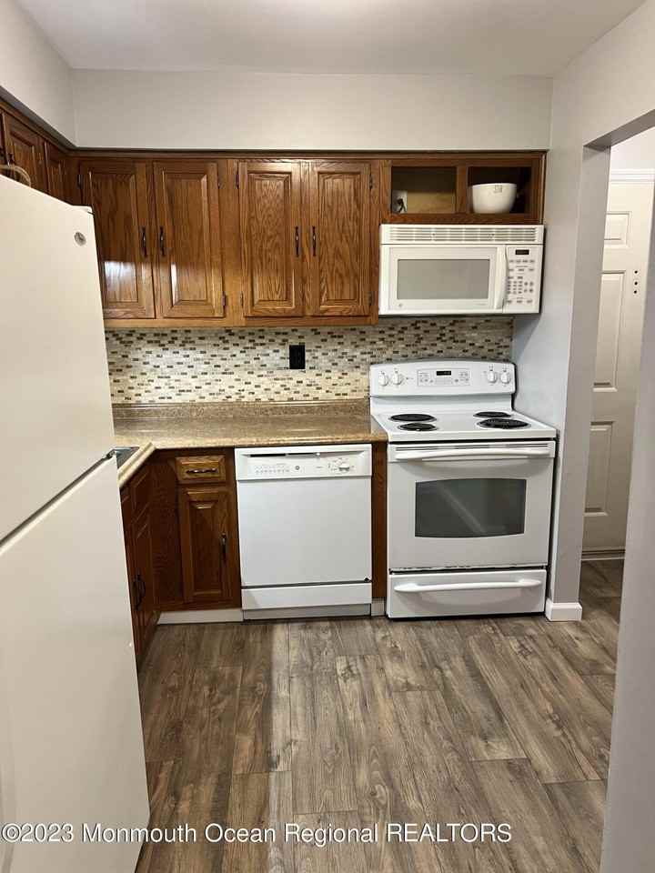 604 Wellington Pl - Photo 3 of 17