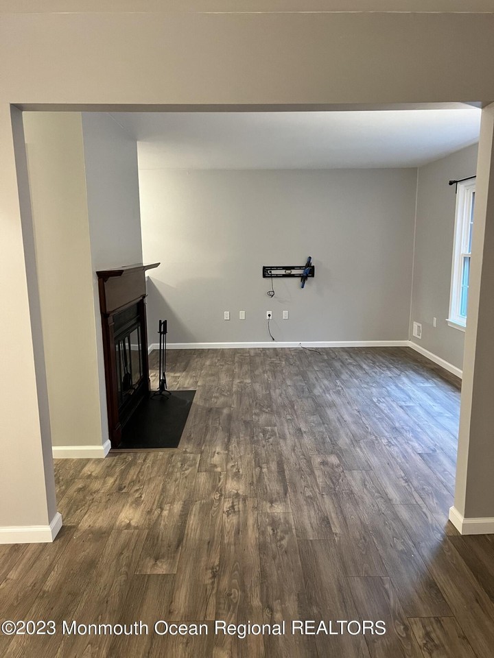 604 Wellington Pl - Photo 5 of 17