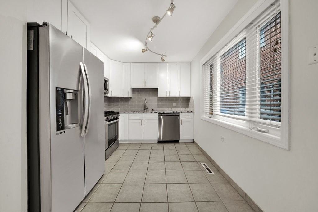 2006 West Farwell Avenue - Photo 6 of 22