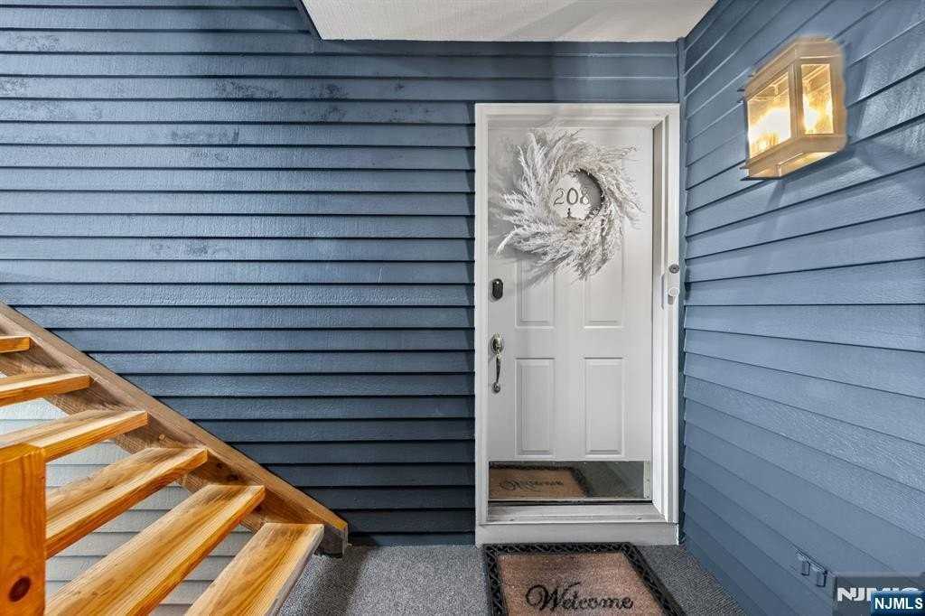 208 Cambridge Dr - Photo 2 of 36