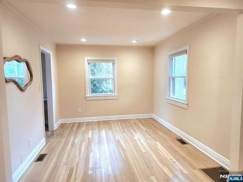 31 Sherman Ave - Photo 6 of 26