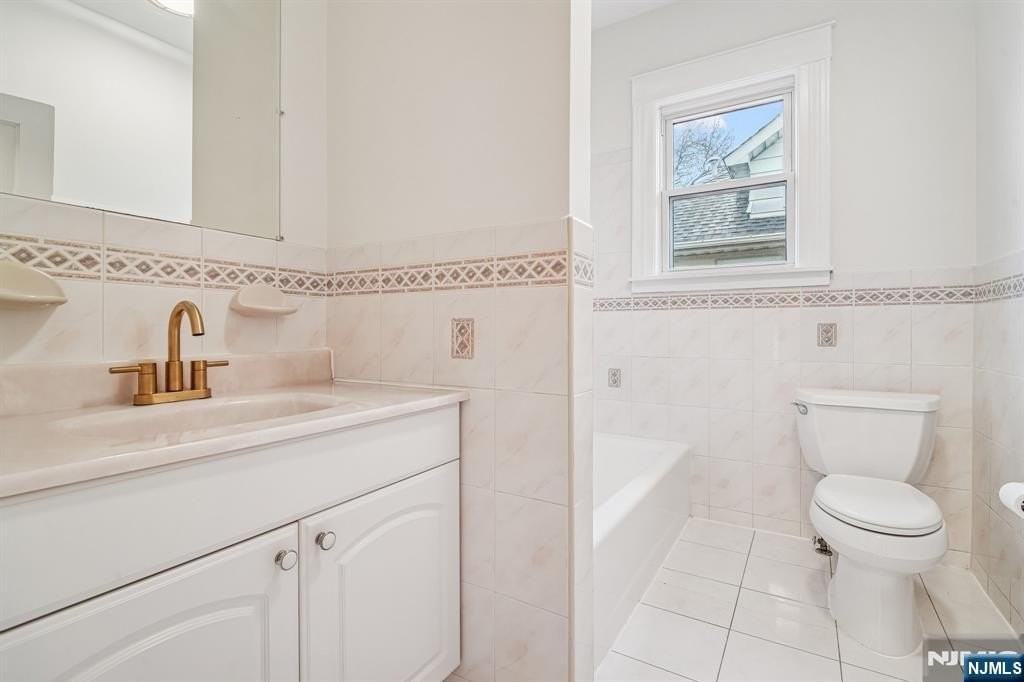 1154 Anderson Ave - Photo 7 of 23