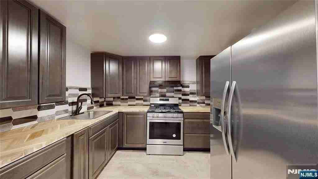 204 Philip Ave - Photo 2 of 8