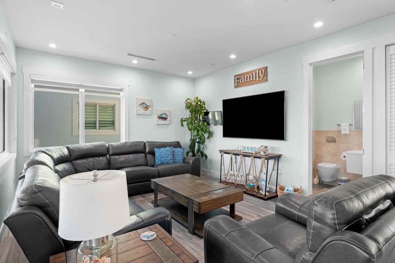 811 811 104th Street #1325586P - Photo 3 of 50