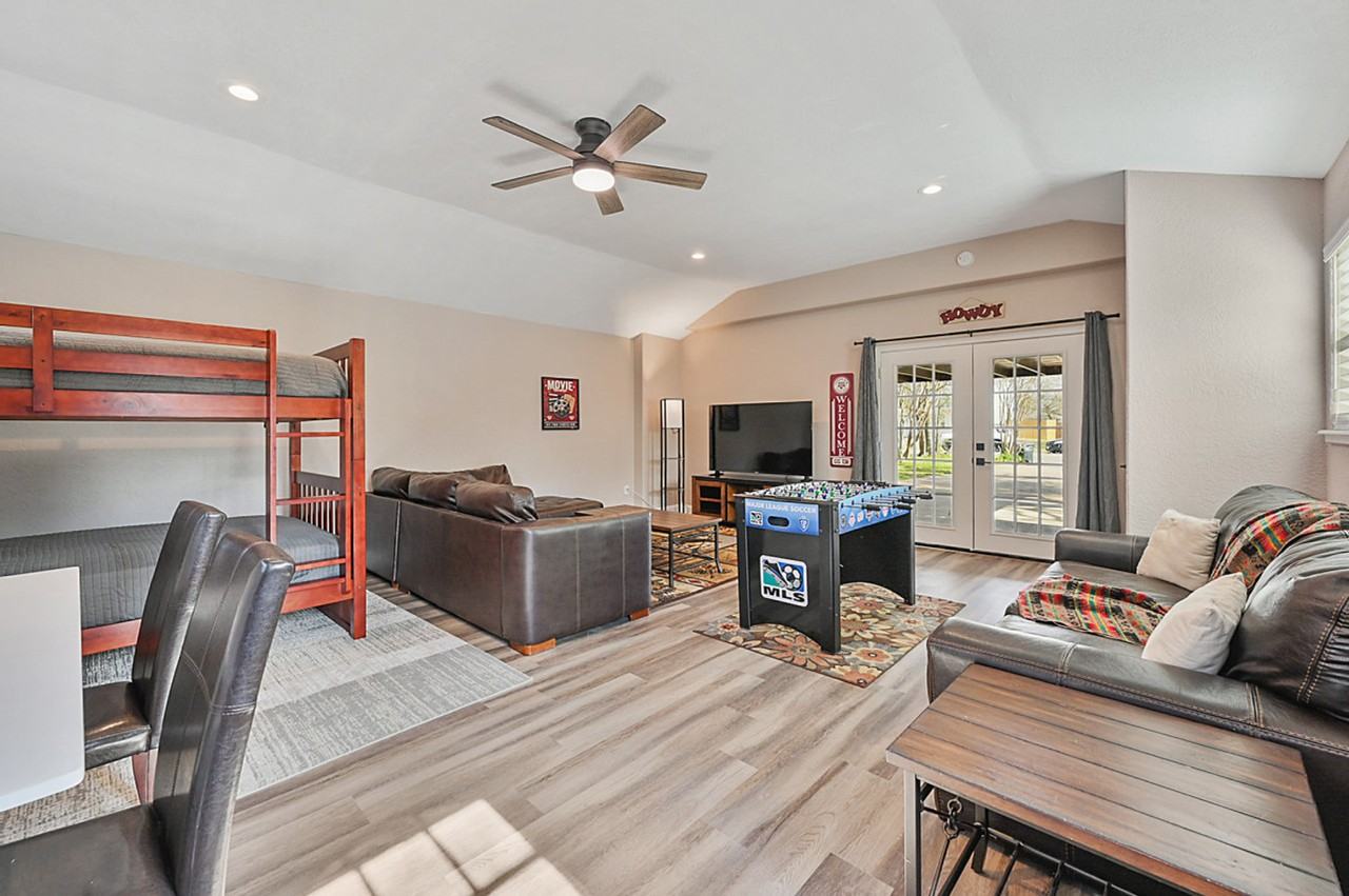 1409 Clement Ct #1328074P - Photo 3 of 33