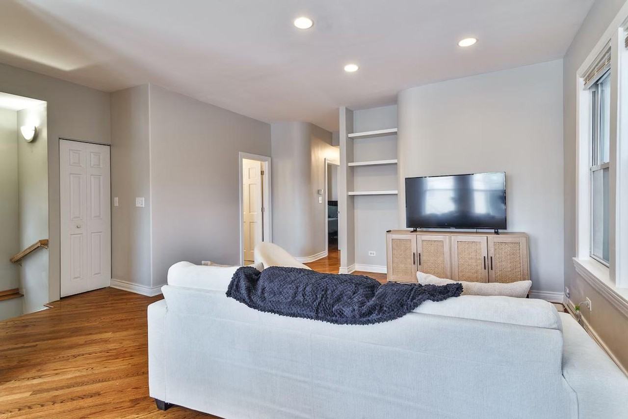 2214 W Barry Ave #1359762P - Photo 2 of 21