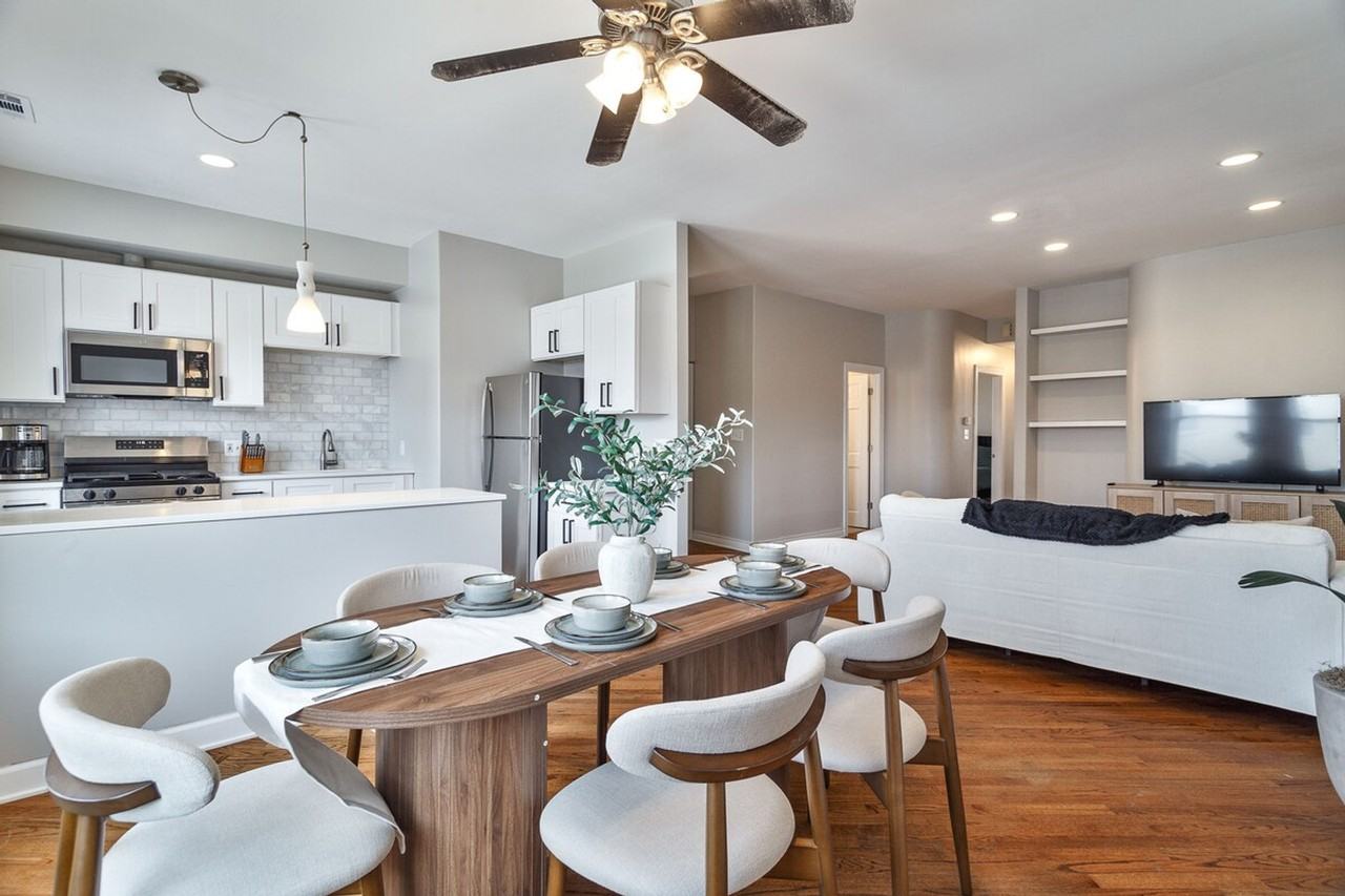 2214 W Barry Ave #1359762P - Photo 3 of 21