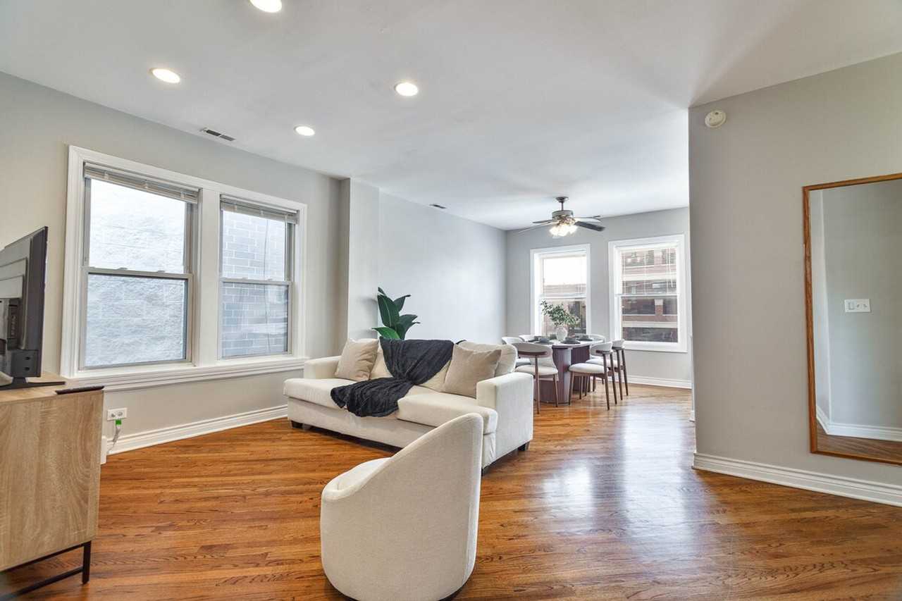 2214 W Barry Ave #1359762P - Photo 4 of 21