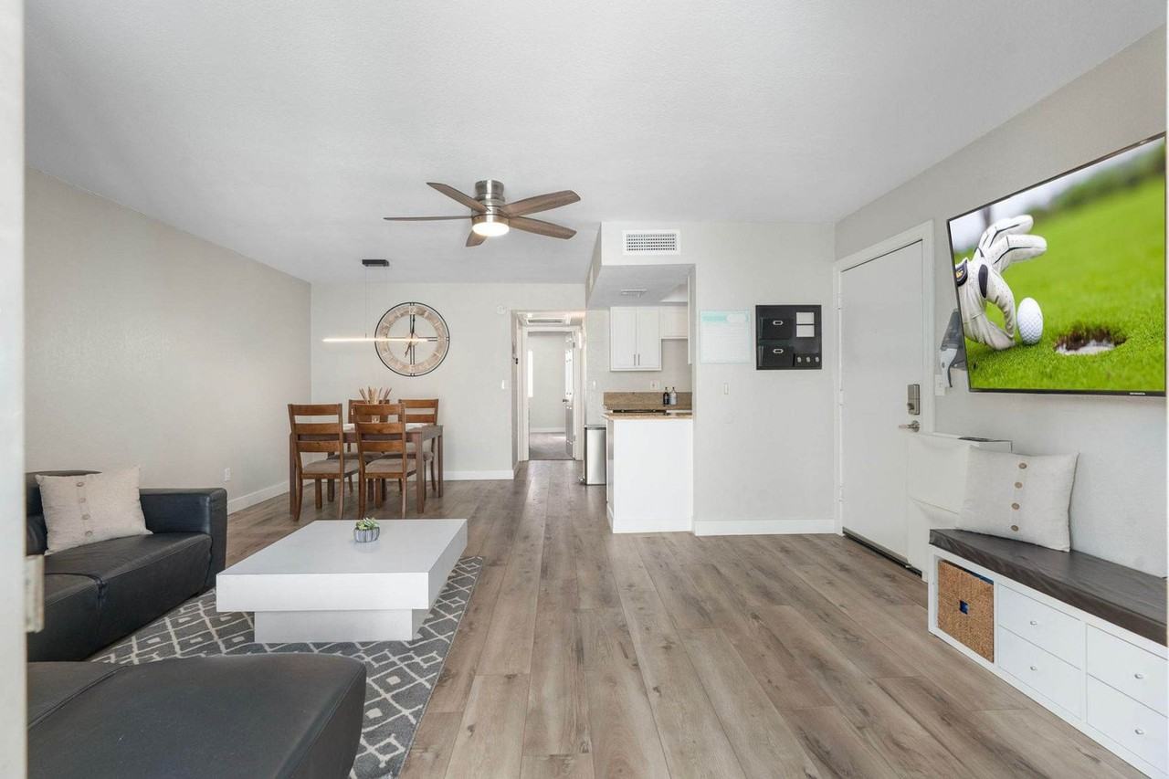 740 W Elm St #1363347P - Photo 2 of 28