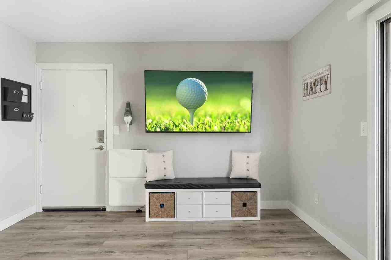 740 W Elm St #1363347P - Photo 3 of 28