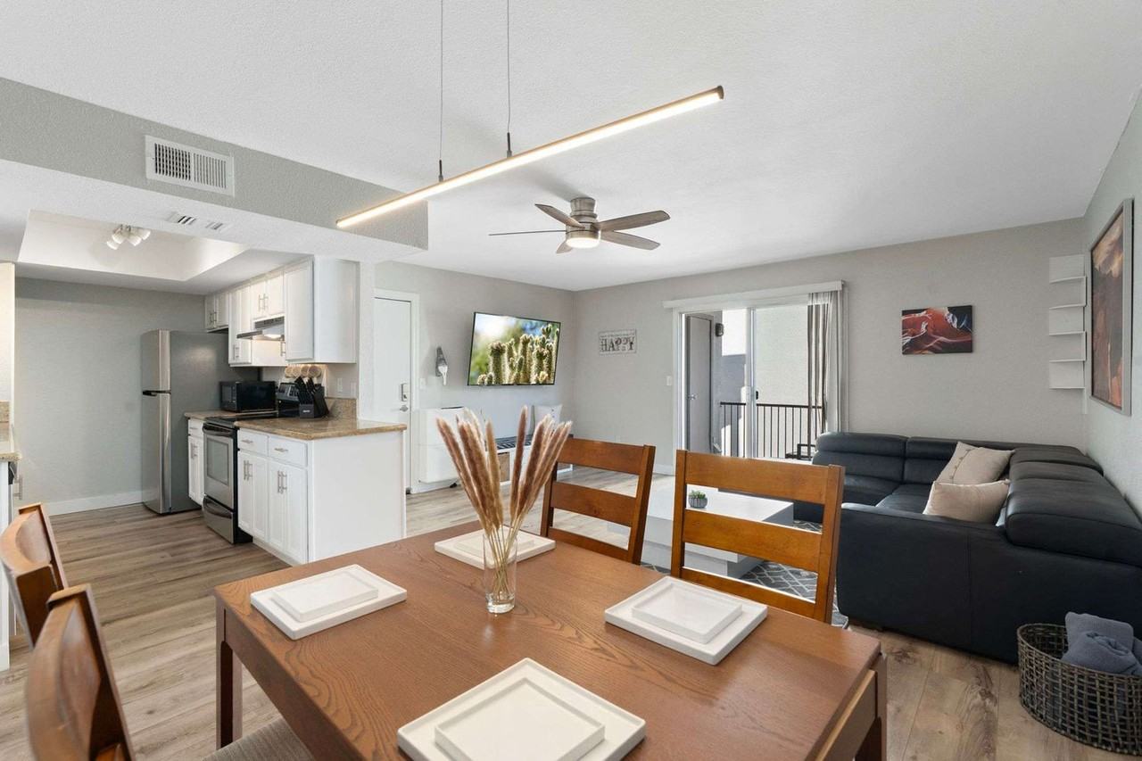 740 W Elm St #1363347P - Photo 7 of 28