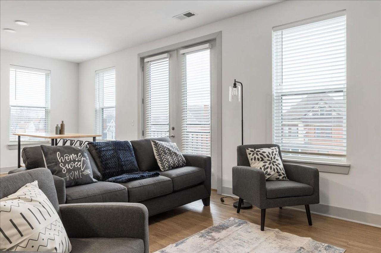 2039 Woodburn Ave #1364149P - Photo 4 of 27