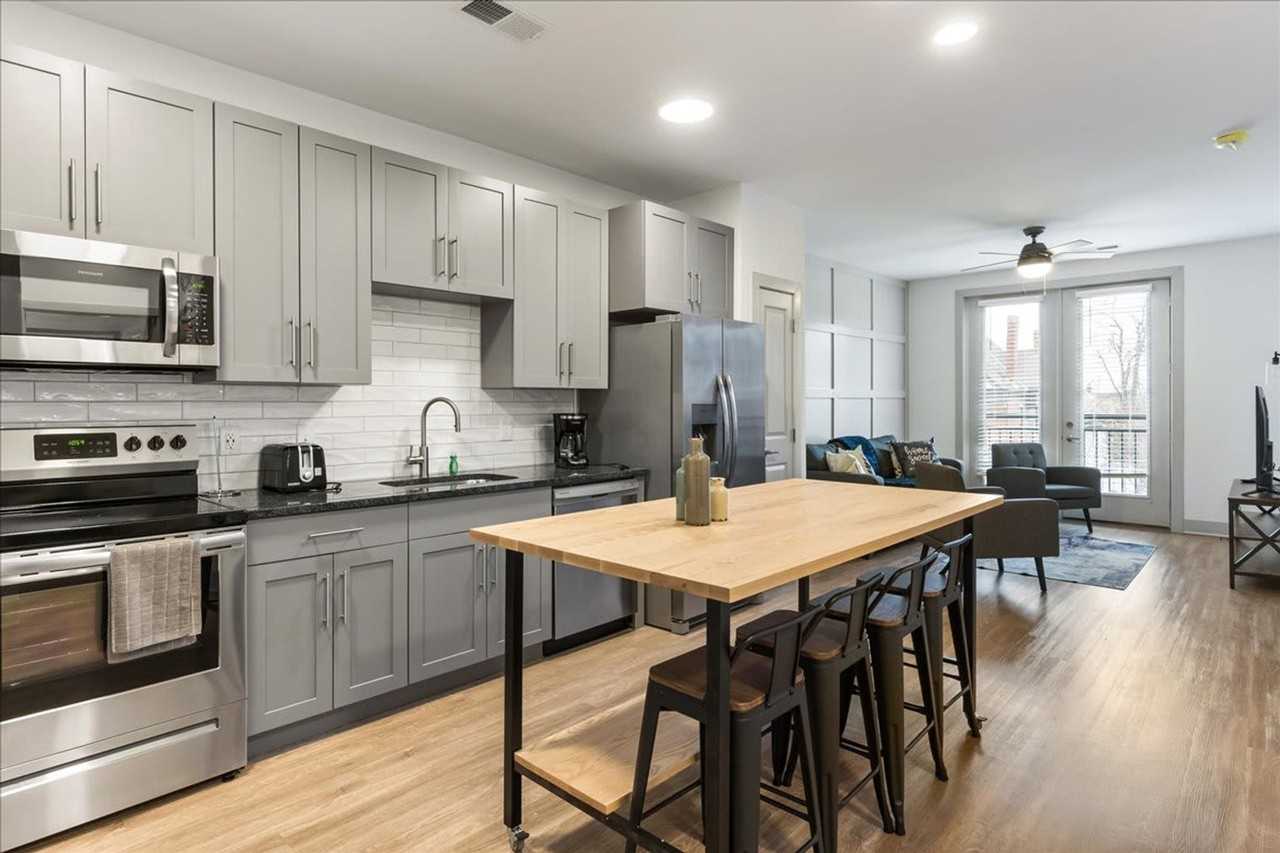 2039 Woodburn Ave #1364149P - Photo 5 of 27