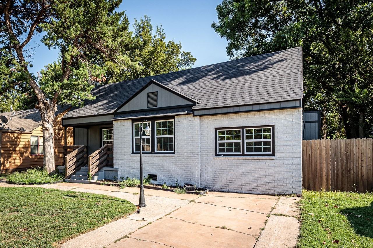 1714 Northwest Oak Avenue - Photo 2 of 30