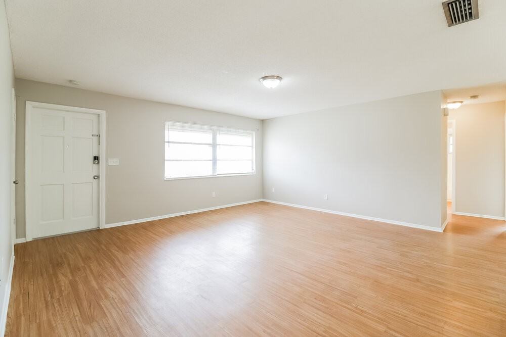 323 Se 47th St - Photo 3 of 16