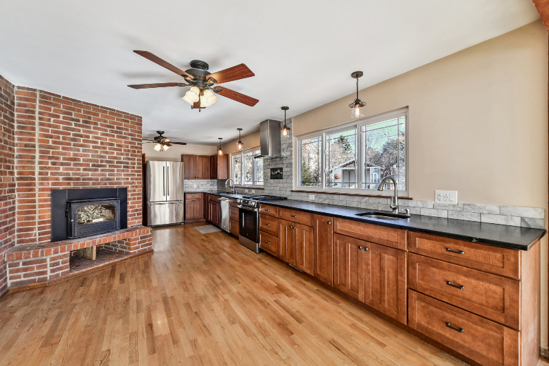 2550 S Dahlia St - Photo 3 of 25