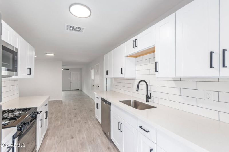 3011 Pine Tree Drive - Photo 4 of 8