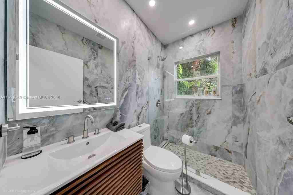 46 Northeast 43rd Street #46 - Photo 3 of 15