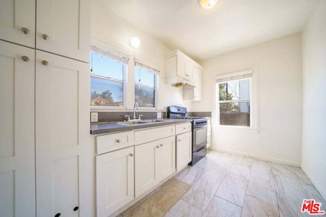 433 E 41st Pl #433-433 - Photo 3 of 13
