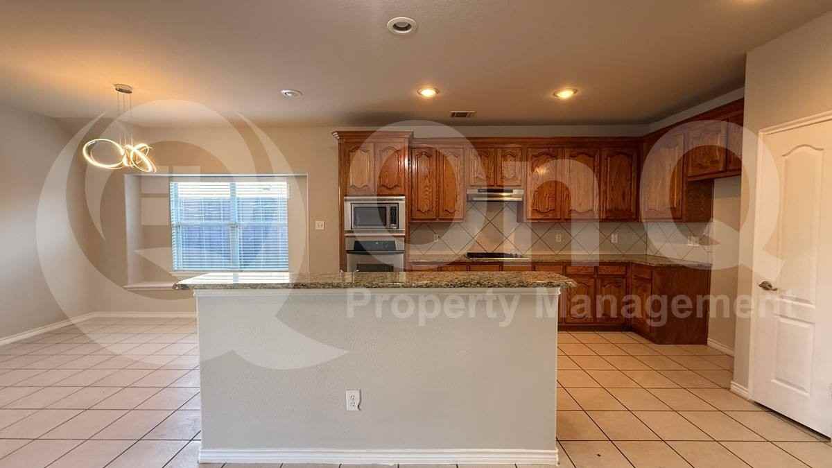 13646 Valencia Dr - Photo 3 of 10
