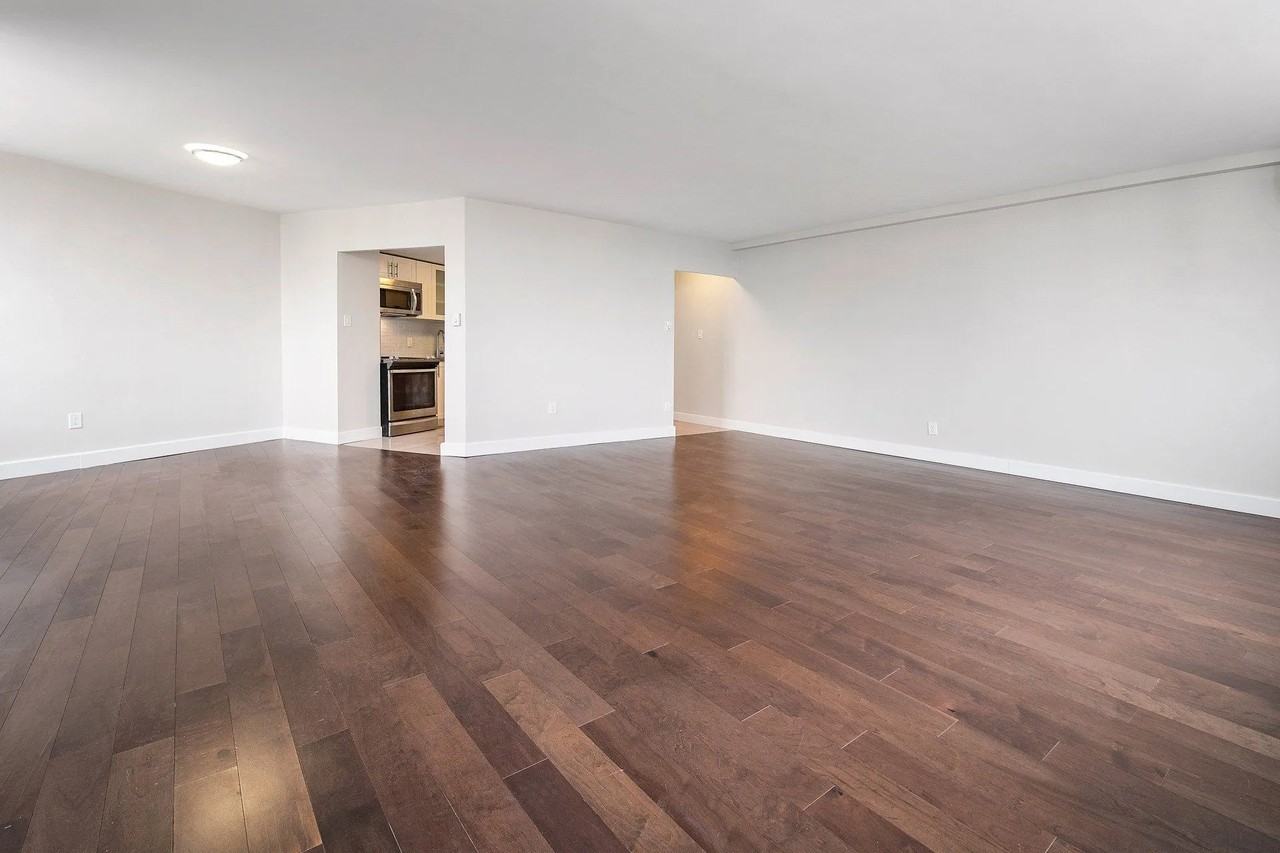 6151 Bathurst St - Photo 5 of 9