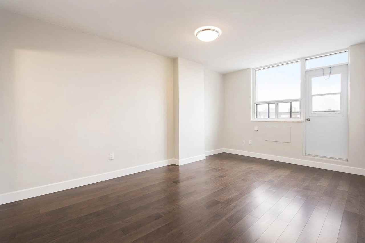 6151 Bathurst St - Photo 6 of 9