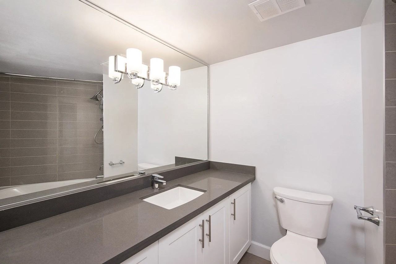 6151 Bathurst St - Photo 7 of 9