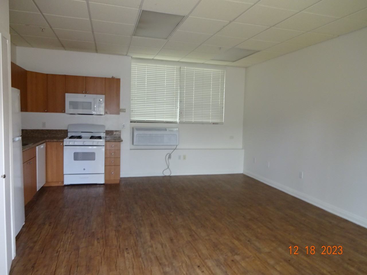 585 E Harvard Blvd #102 - Photo 3 of 15