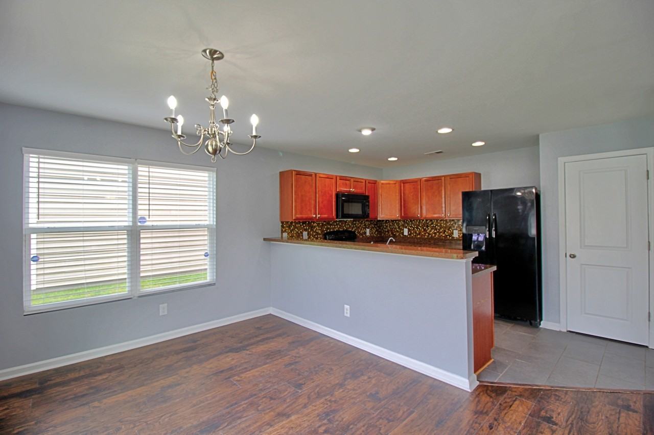 207 Bender St #1 - Photo 7 of 35