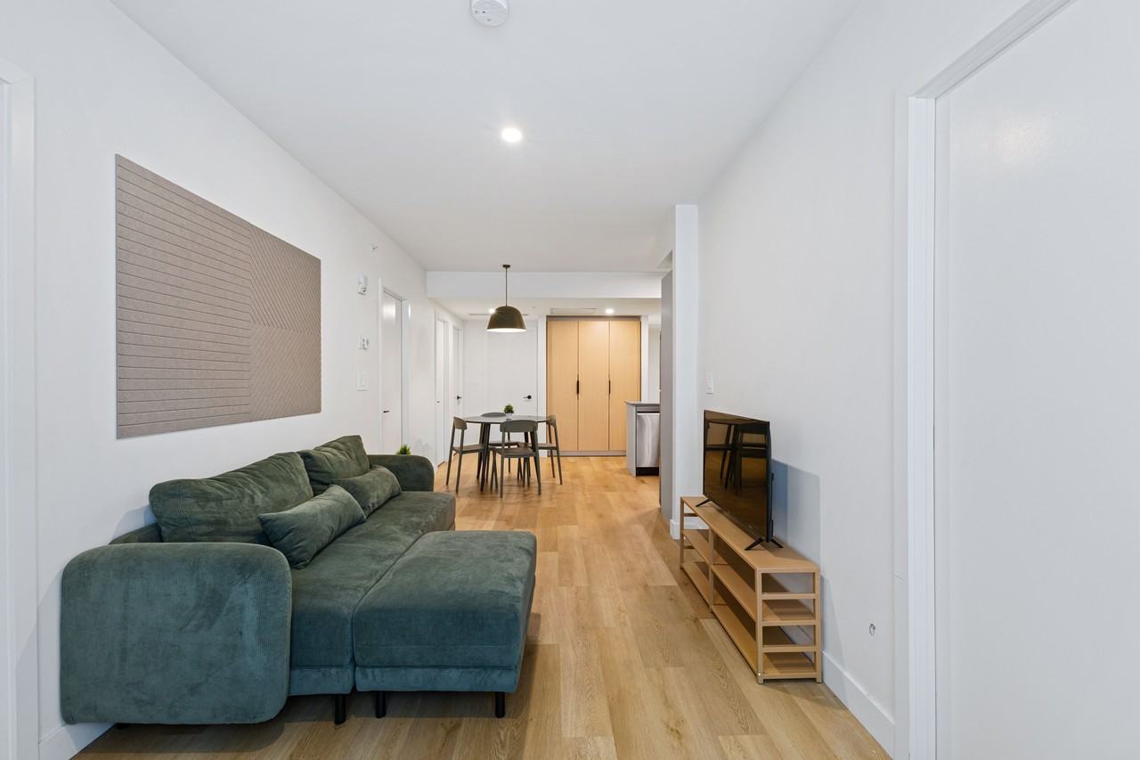 2025 Rue Peel - Photo 2 of 15