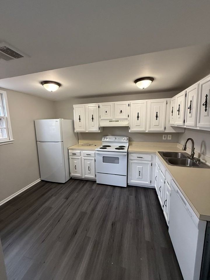 5055 Lakeland Ct - Photo 2 of 12