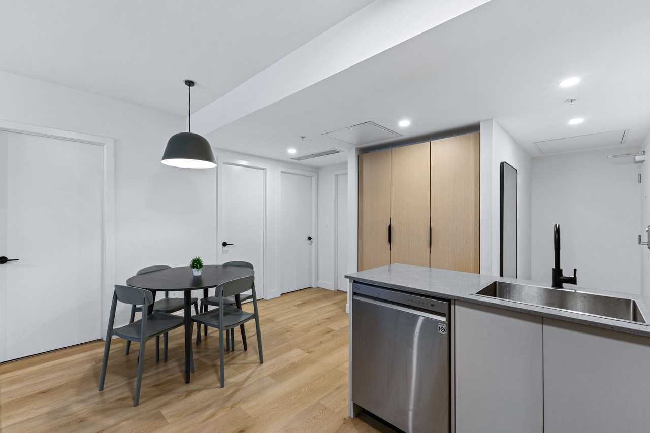 2025 Rue Peel - Photo 2 of 16