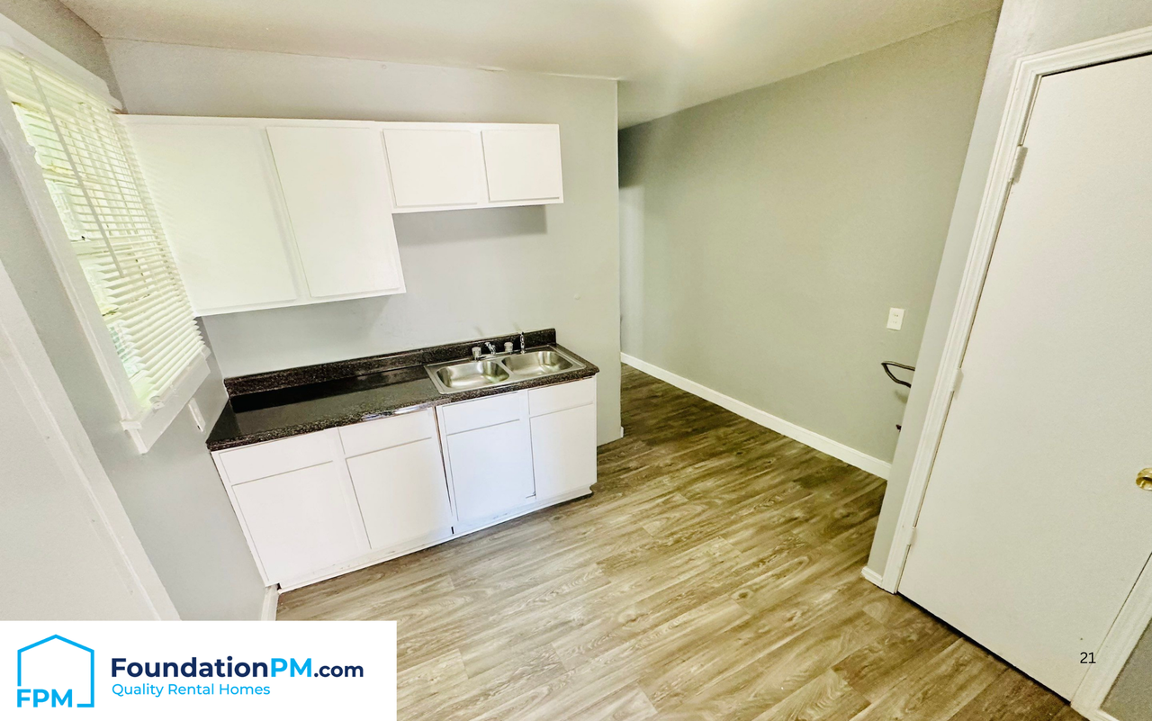 1117 Keating St #2 - Photo 3 of 10