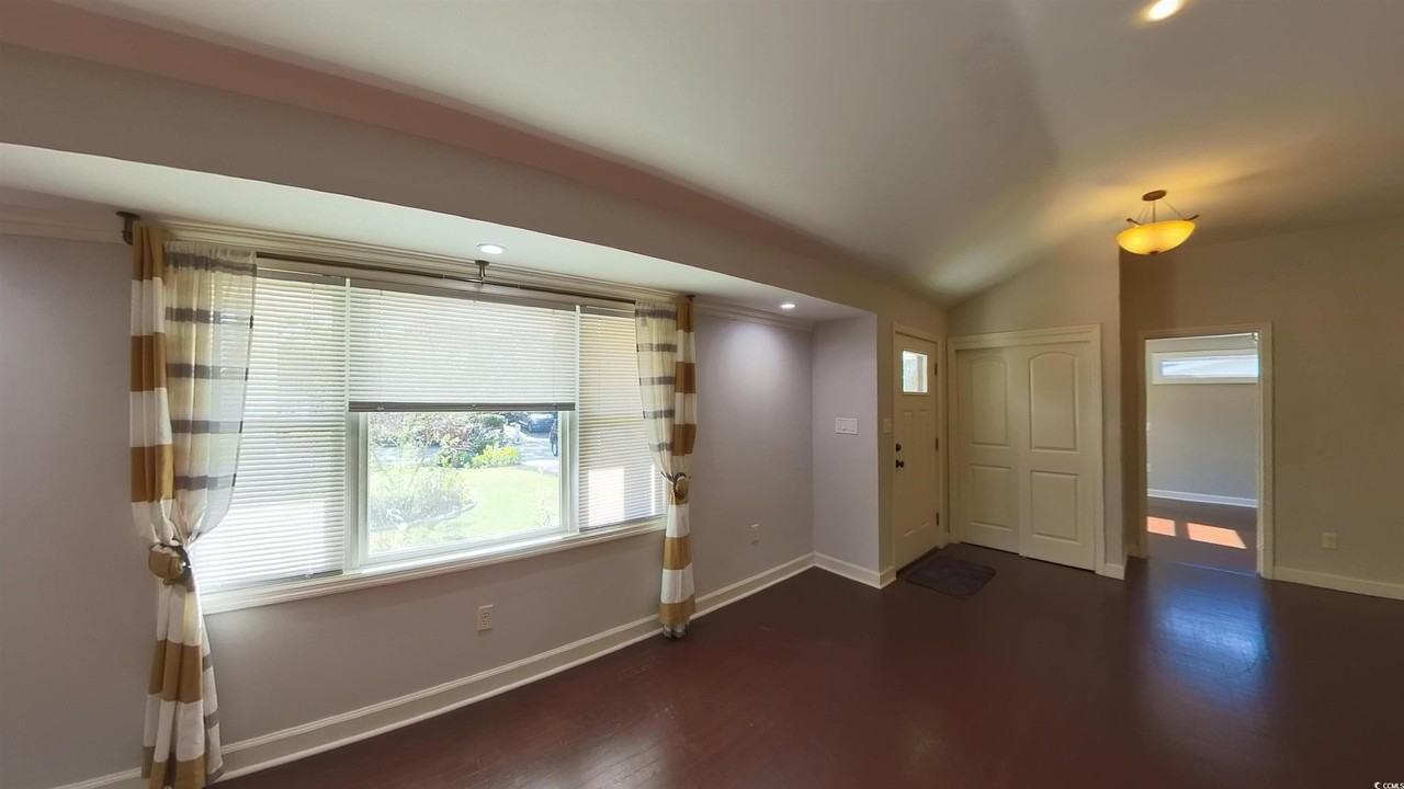 710 Yucca Ave - Photo 3 of 33