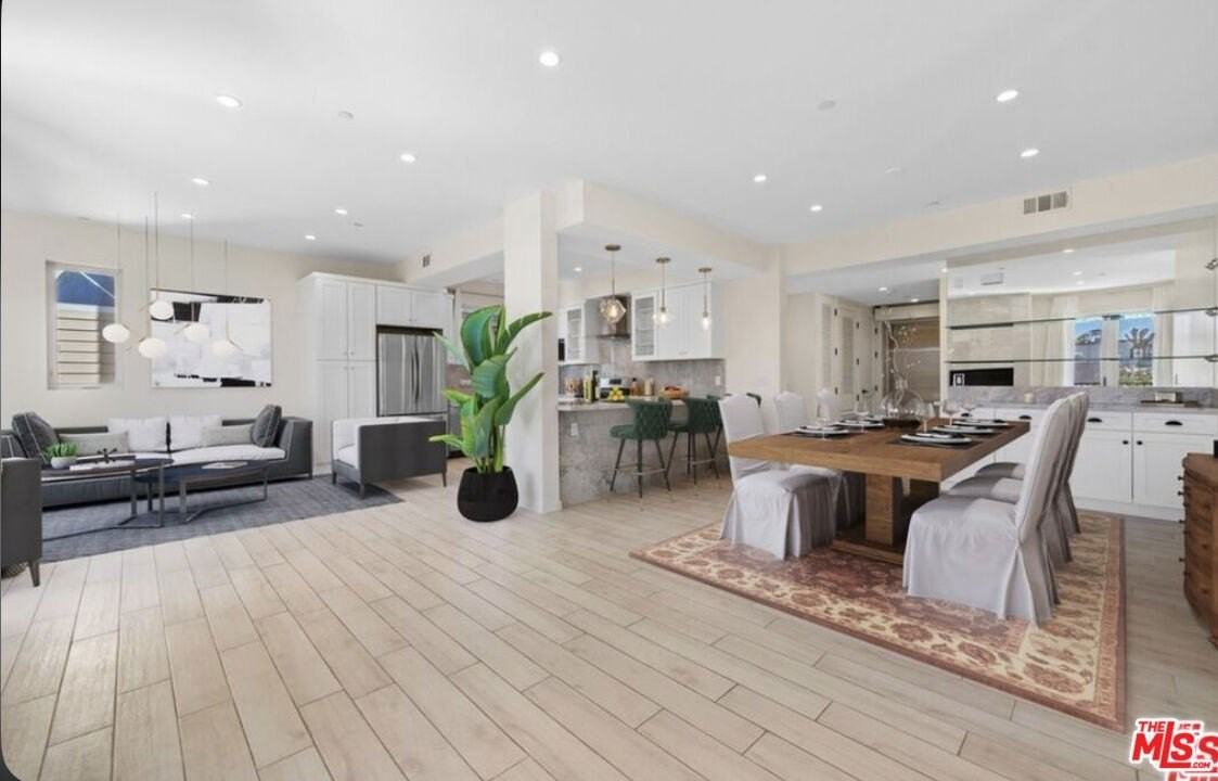 1654 Greenfield Ave Apt 301 #301 - Photo 2 of 22