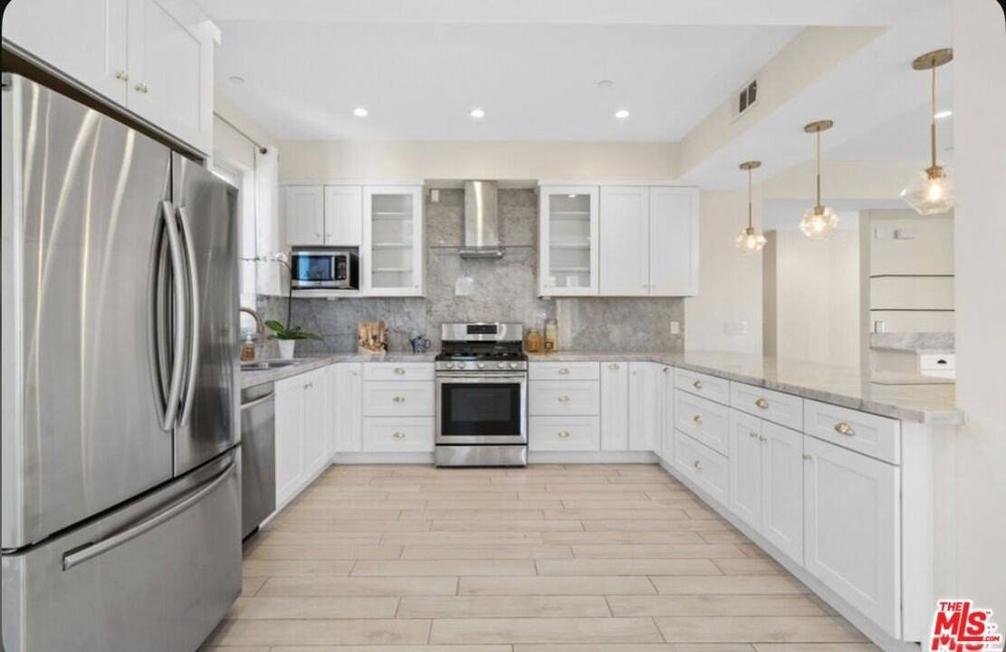 1654 Greenfield Ave Apt 301 #301 - Photo 6 of 22