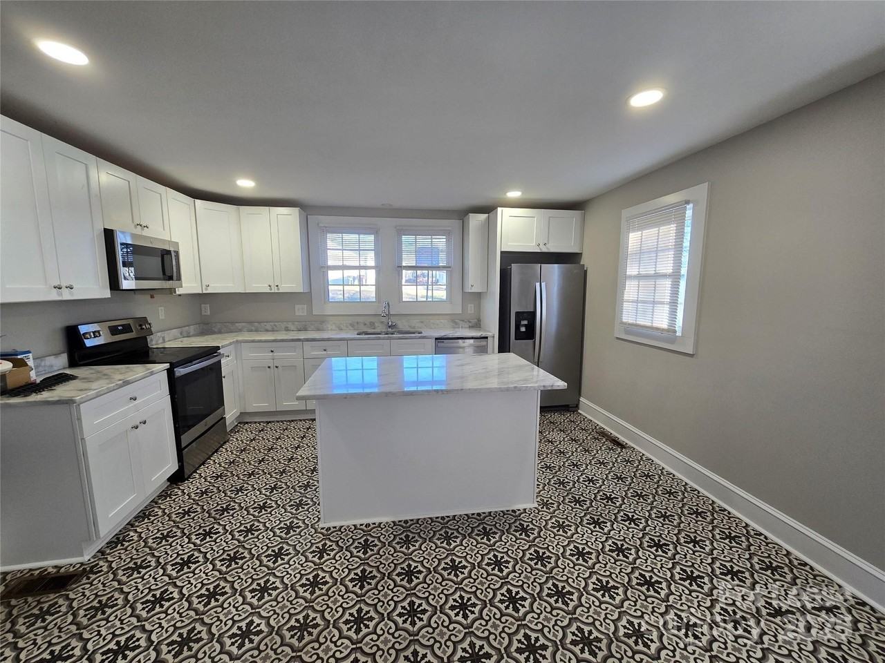 606 Church Avenue - Photo 5 of 12