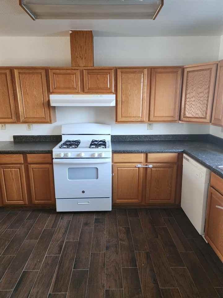 10842 Railroad Ave Unit D #D - Photo 5 of 7