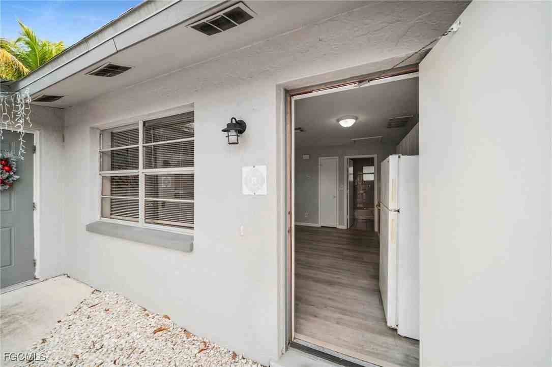 15 Se 24th Ave Apt F #F - Photo 2 of 10