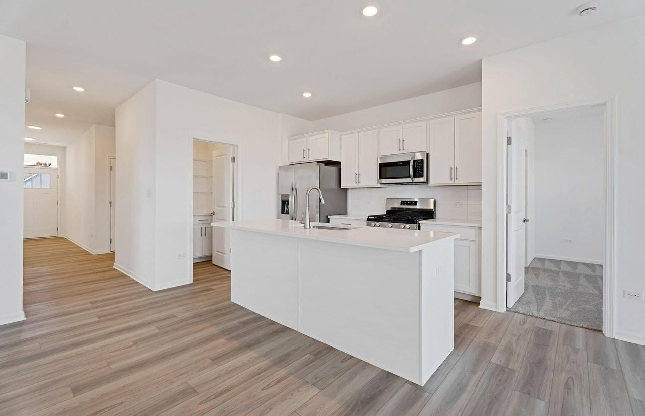 481 East 127th Place - Photo 4 of 29