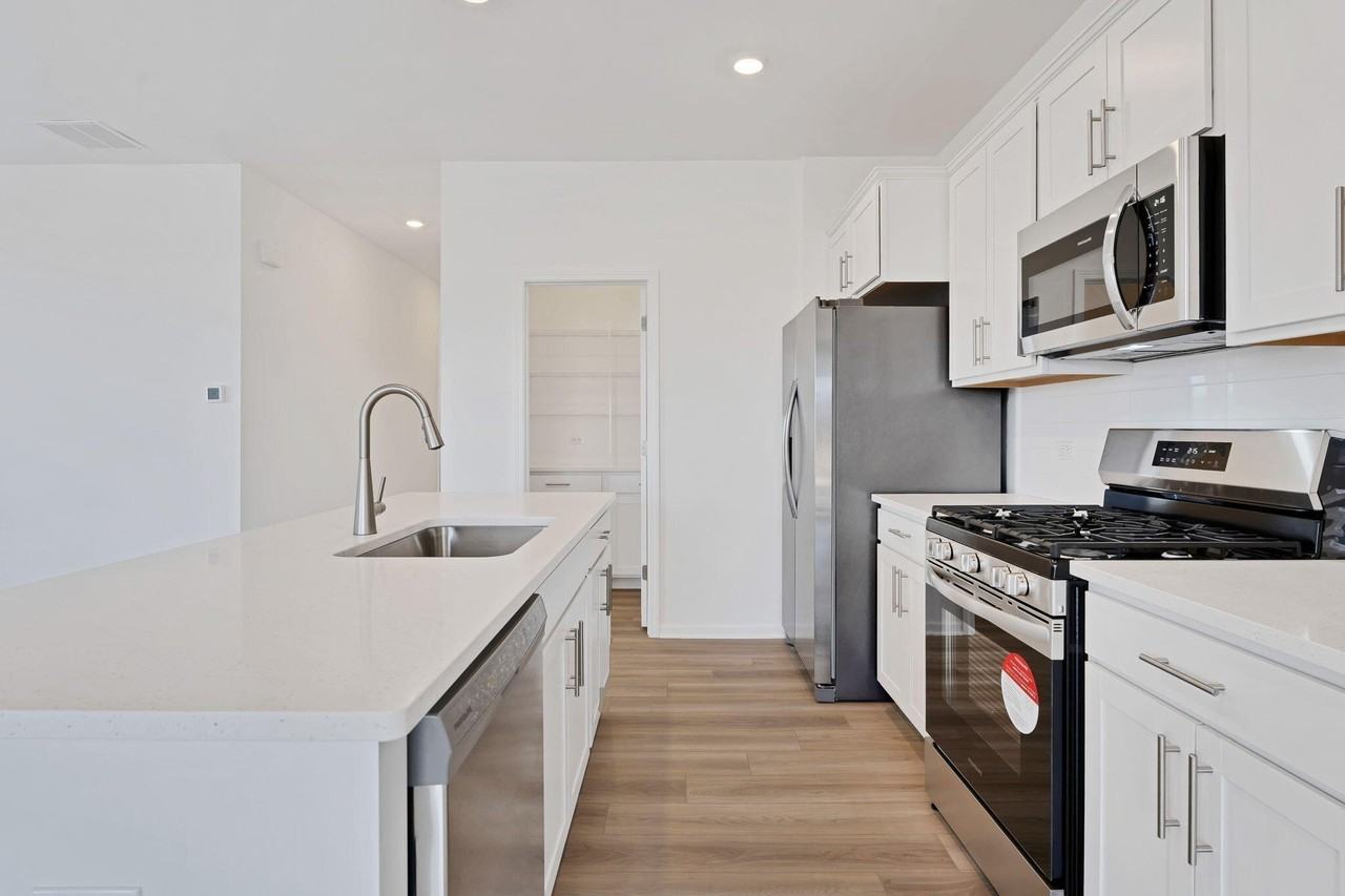 481 East 127th Place - Photo 7 of 29