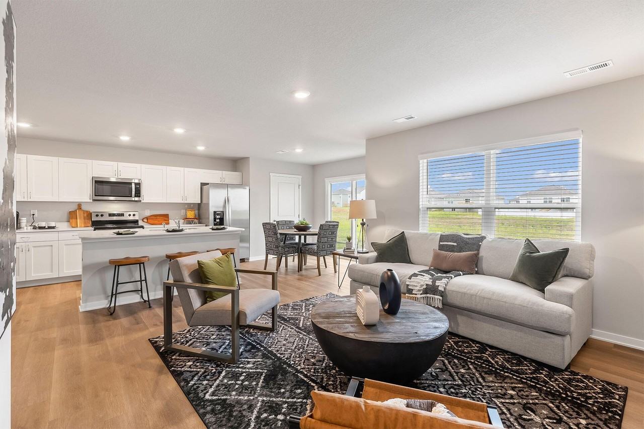 600 West 39th Place - Photo 4 of 17