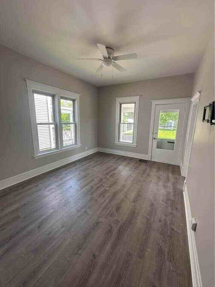 154 Napoleon St - Photo 2 of 7