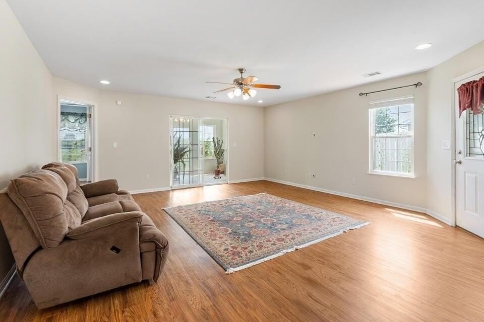 10557 Maine Dr - Photo 4 of 15