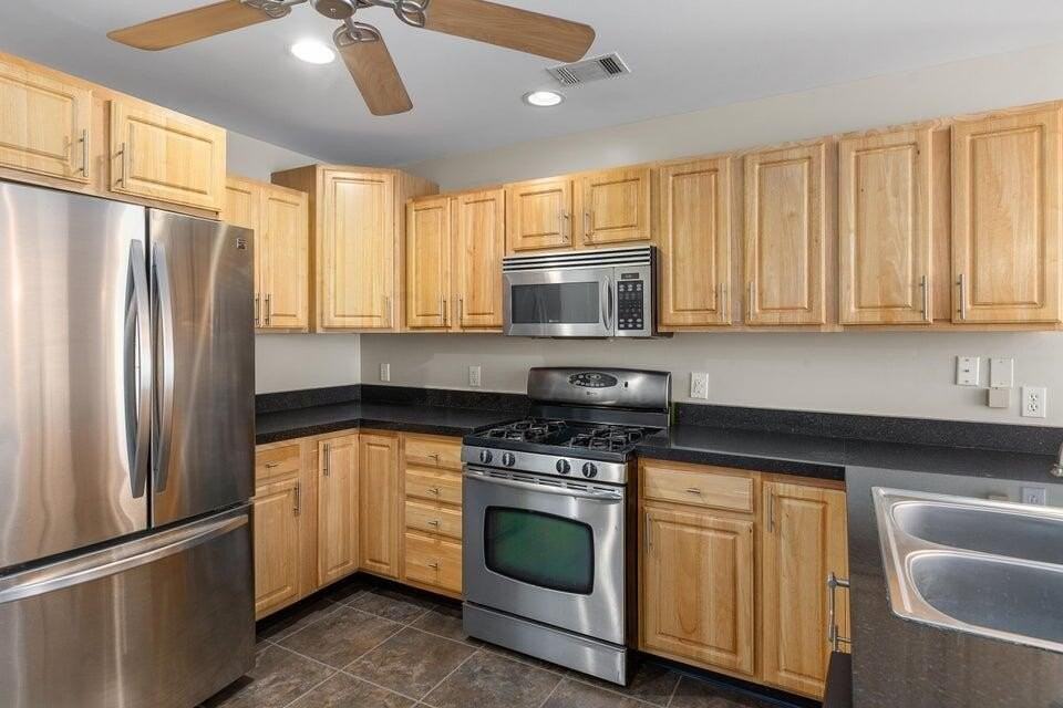 10557 Maine Dr - Photo 6 of 15