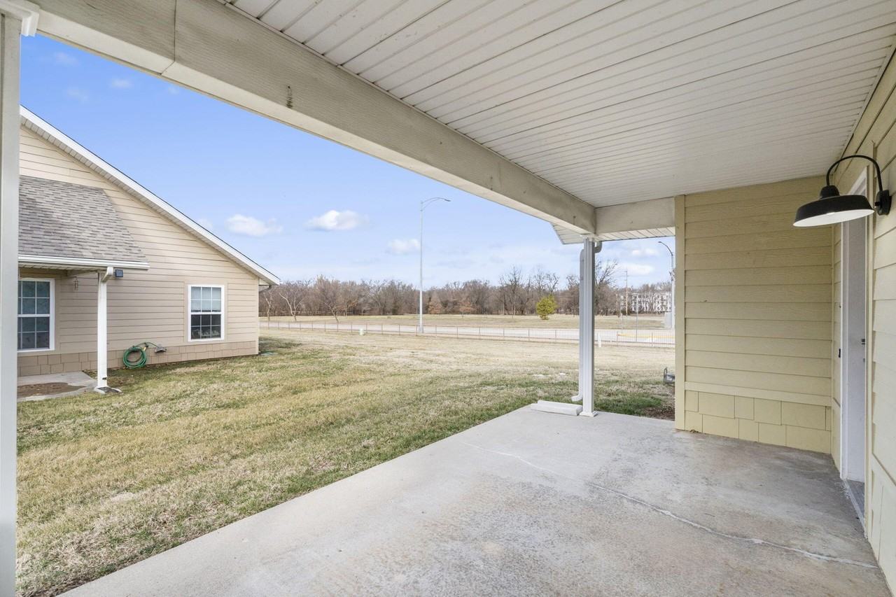 640 East Sunset Street - Photo 3 of 25