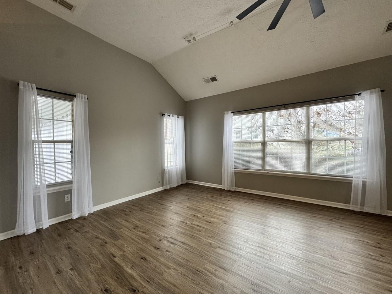 4228 Hampton Rdg - Photo 3 of 18